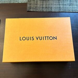 LOUIS VUITTON box with tissue
